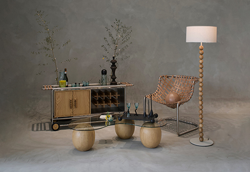 Composición de mobiliario contemporáneo con silla de cuero trenzado, lámpara de pie y mueble bar en madera natural, sobre fondo gris con elementos decorativos.